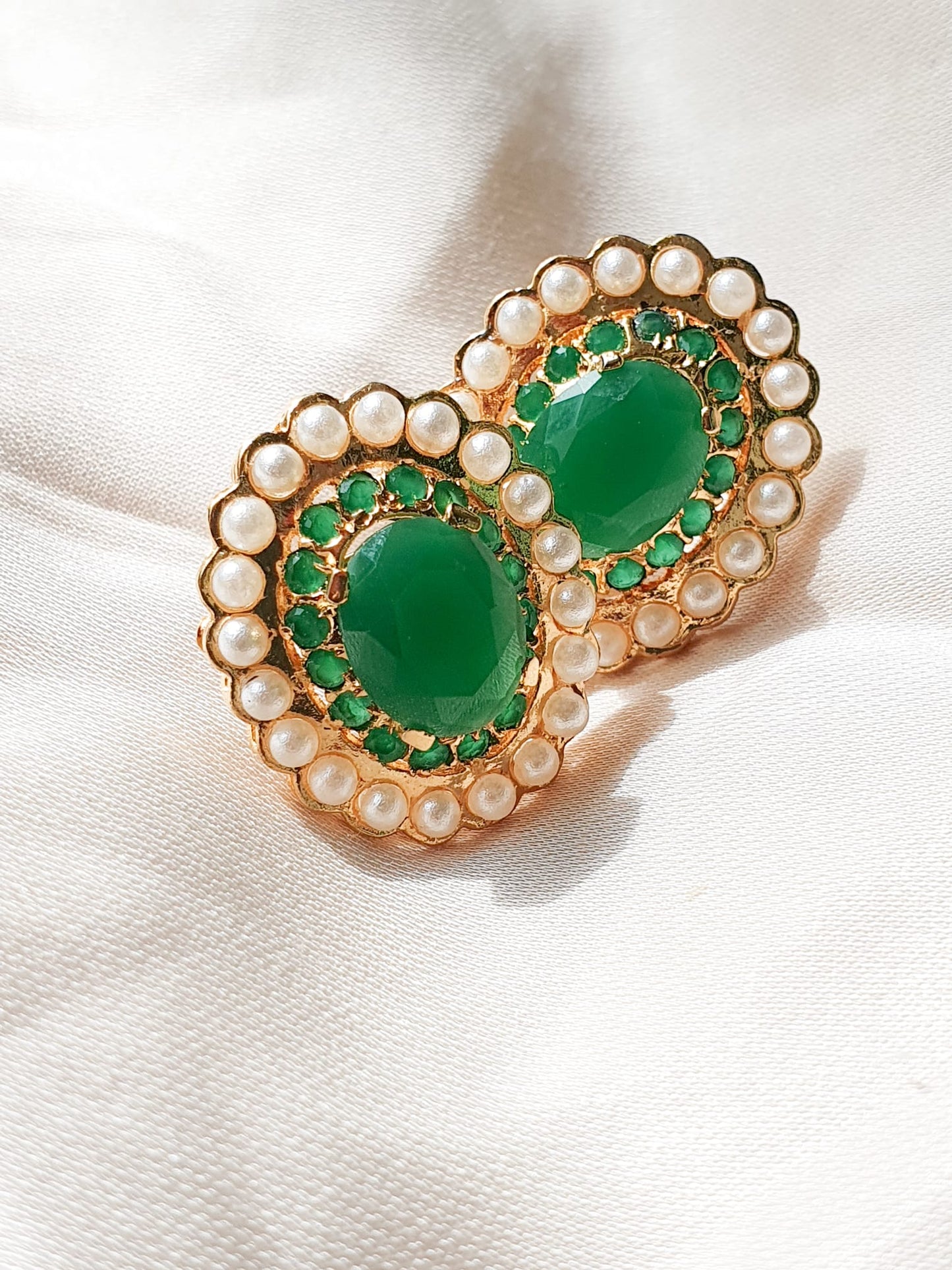 Green onyx with fresh water pearls. Earrings.