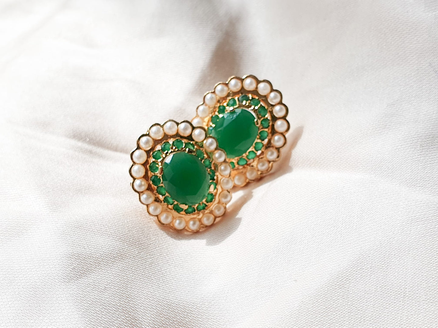 Green onyx with fresh water pearls. Earrings.