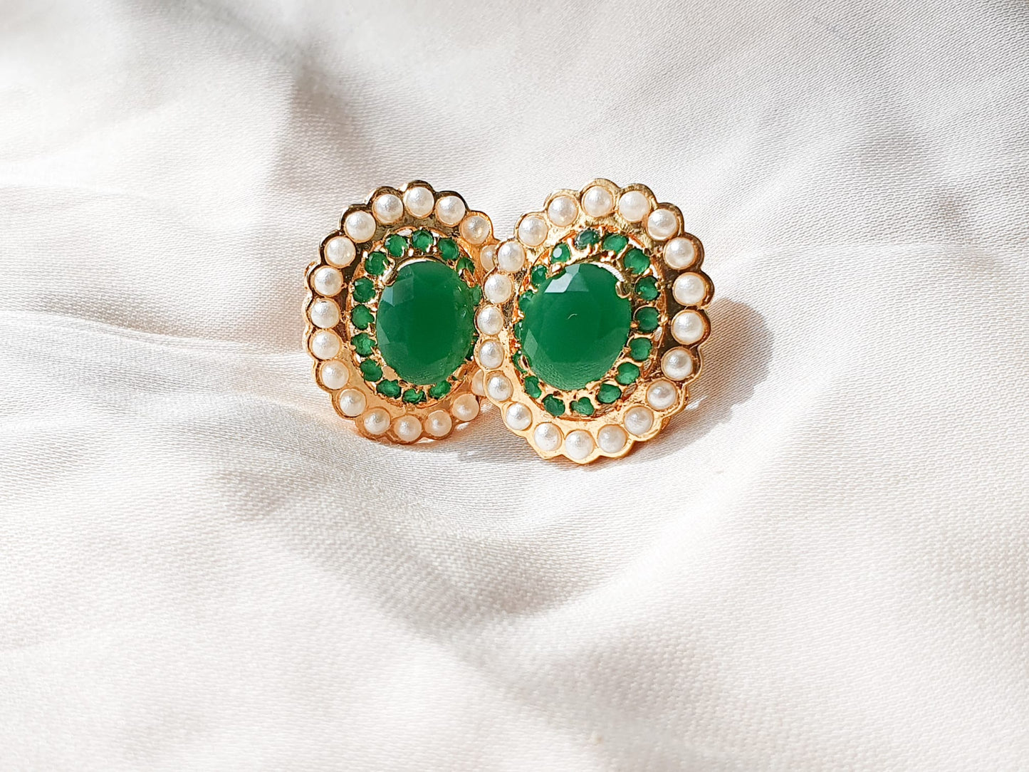 Green onyx with fresh water pearls. Earrings.