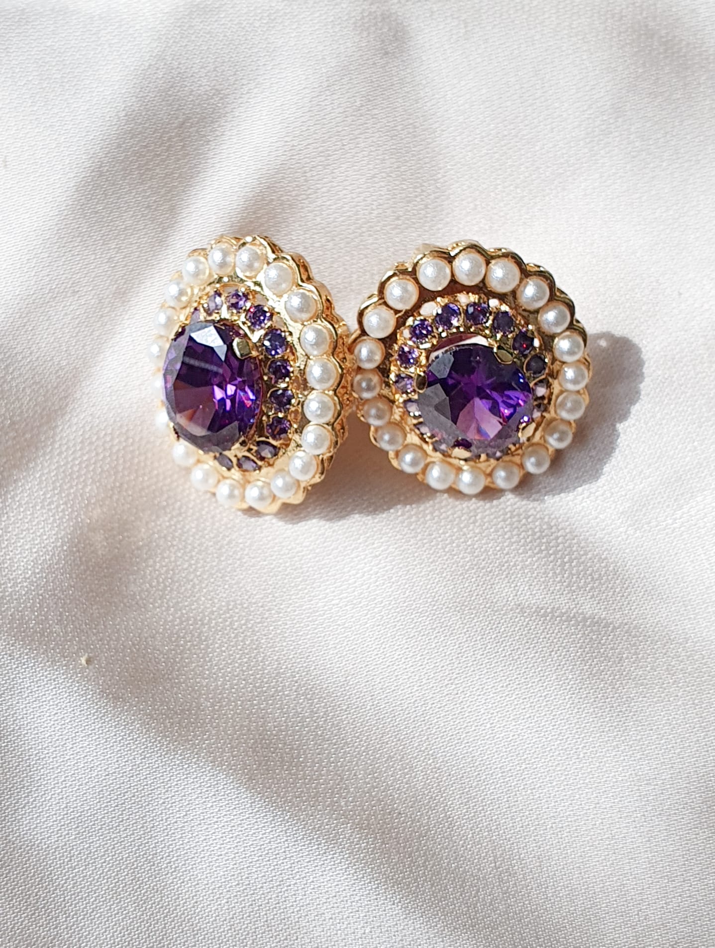 Zircon encircled by shell pearls. Earrings.