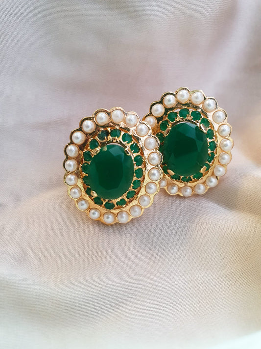 Green onyx with fresh water pearls. Earrings.