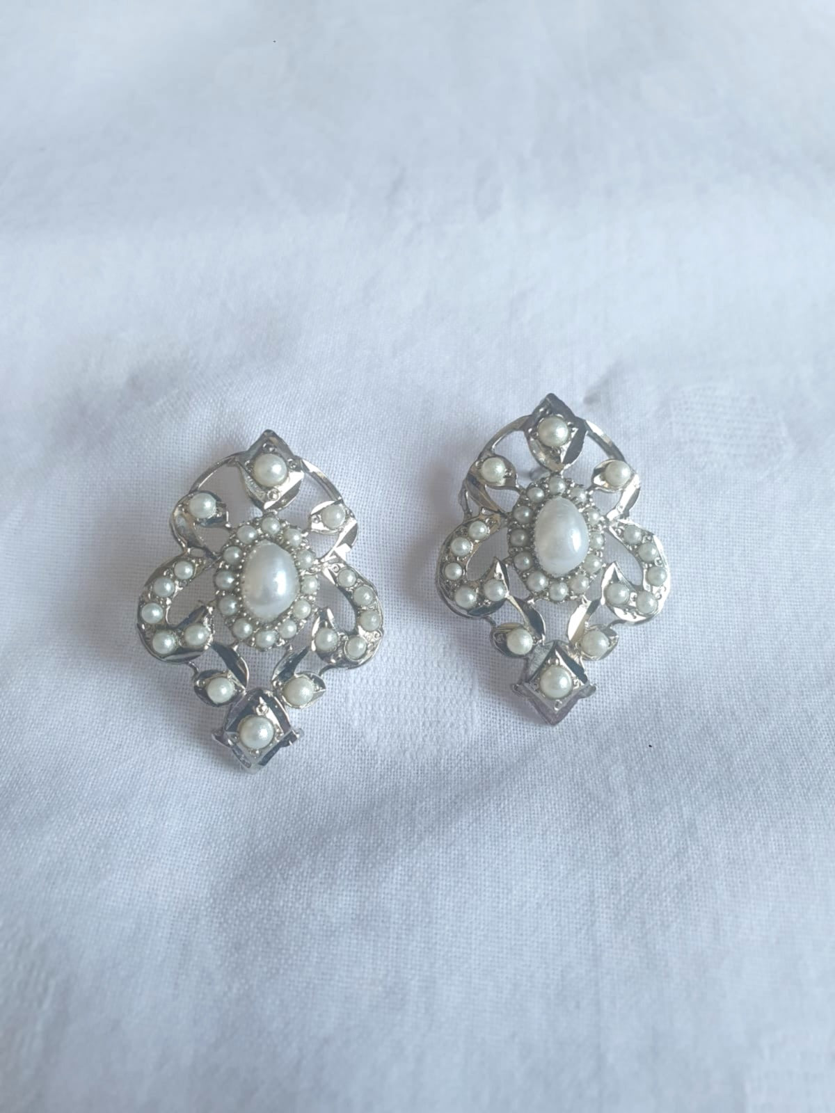 Earrings. Fresh Water Pearls. Silver Plated.