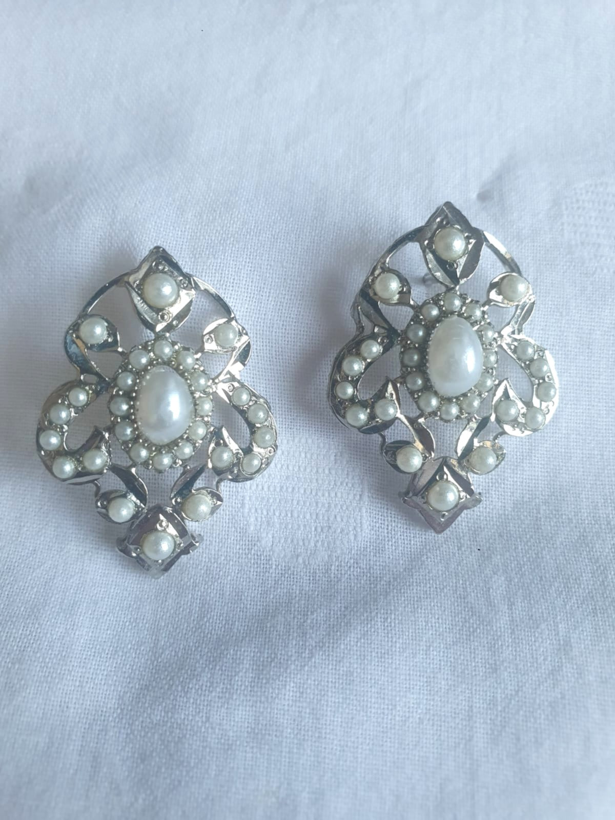 Earrings. Fresh Water Pearls. Silver Plated.